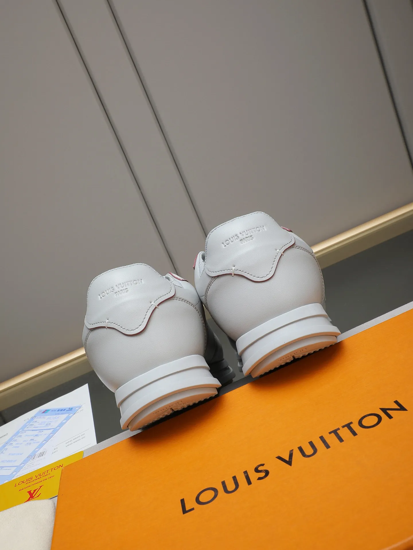 PP560 LV Louis Vuitton L Jialu Brand Runner Tatic Series Thick-soled Casual Sports Shoes Running Shoes Original purchase, development and production This LV Runner Tatic sports shoe combines technical materials such as mesh fabric and ribbons to interpret the inspiration of traditional mountaineering shoes. LV letters are written on one side, the lariat buckle of the quick lacing system is embellished with Monogram flowers and Louis Vuitton logos, and the light and wear-resistant rubber outsole completes the whole. ▪️Fabric: Original imported cowhide + mesh ▪️Inner lining: Original customized breathable mesh ▪️Sole: Original open-molded anti-slip rubber combination material ▪️Size: Men's 38-44 (customized for 45 and 46)